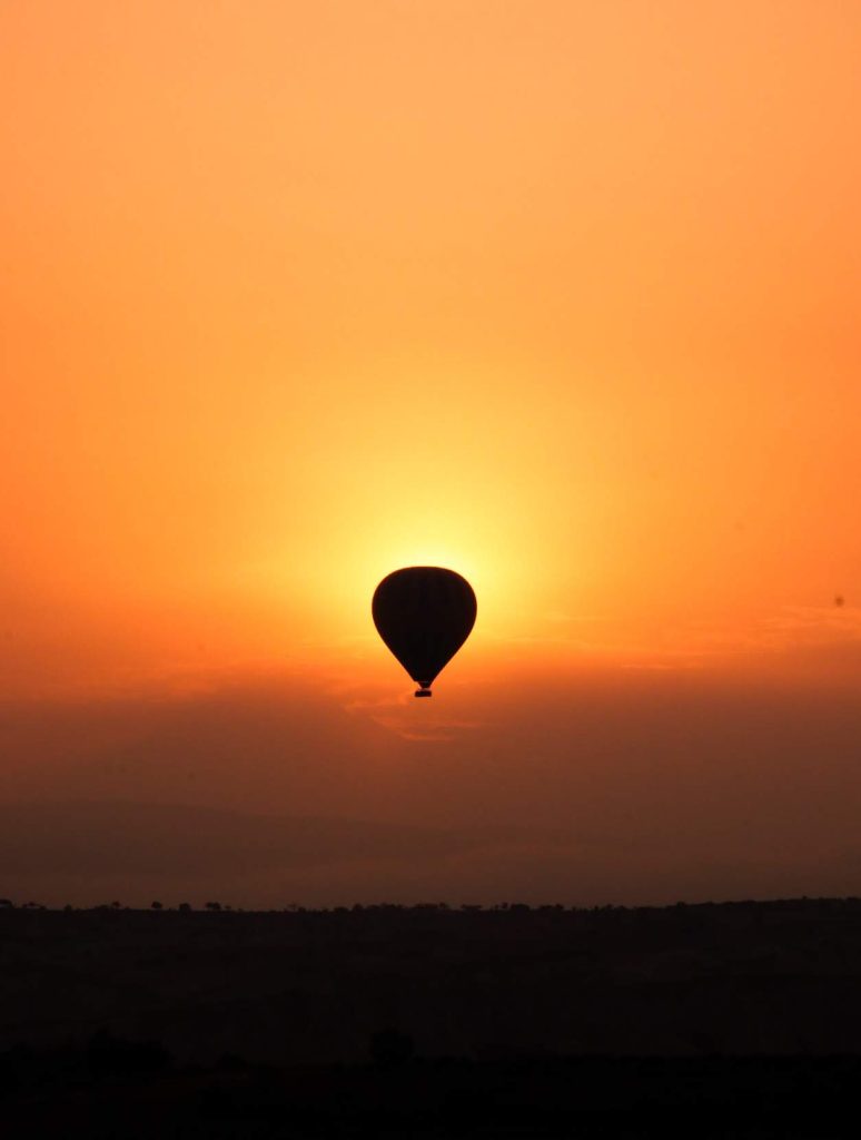 Amanecer contraluz globo