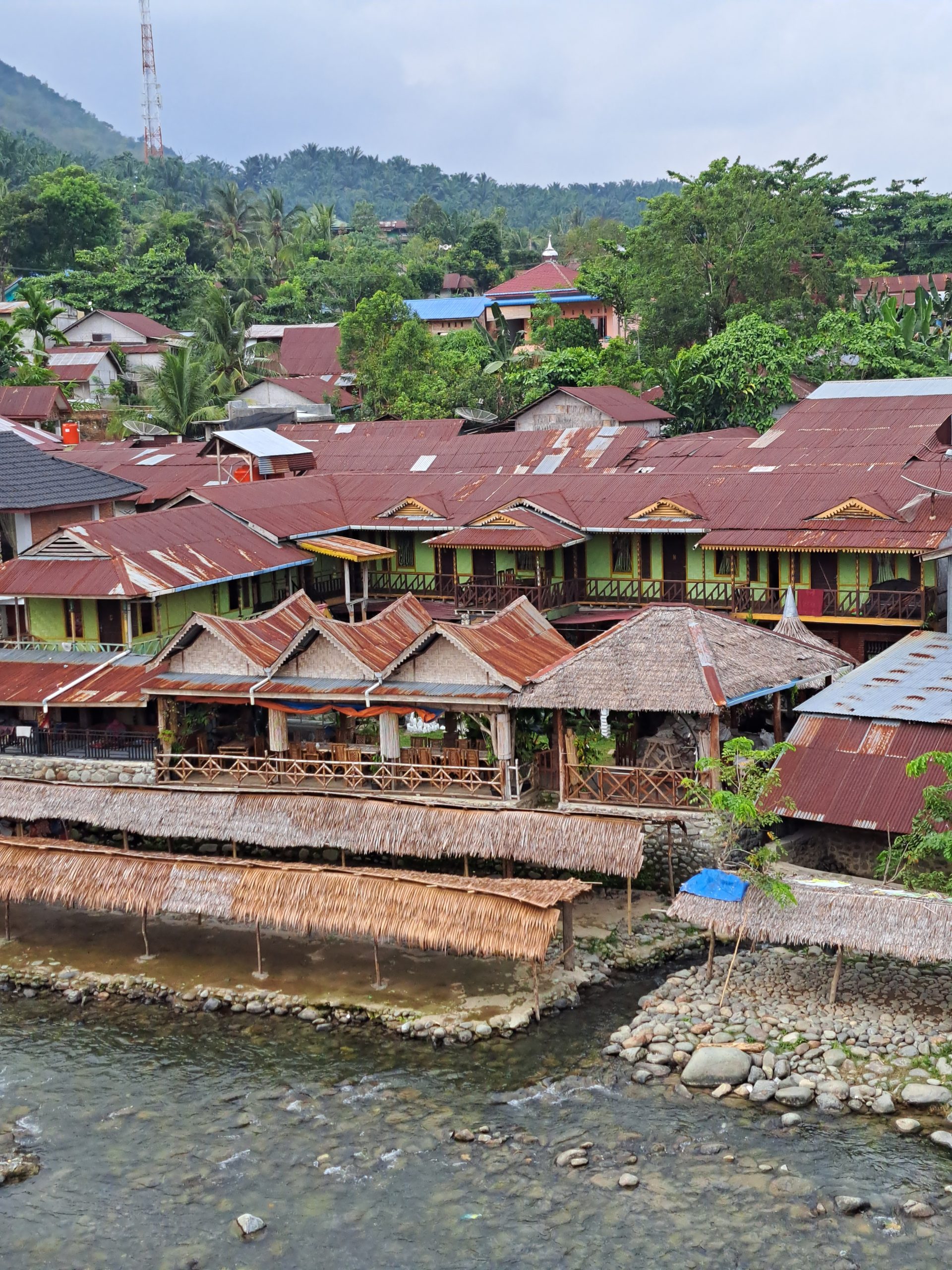 Casas a la orilla del rio en bukit lawang