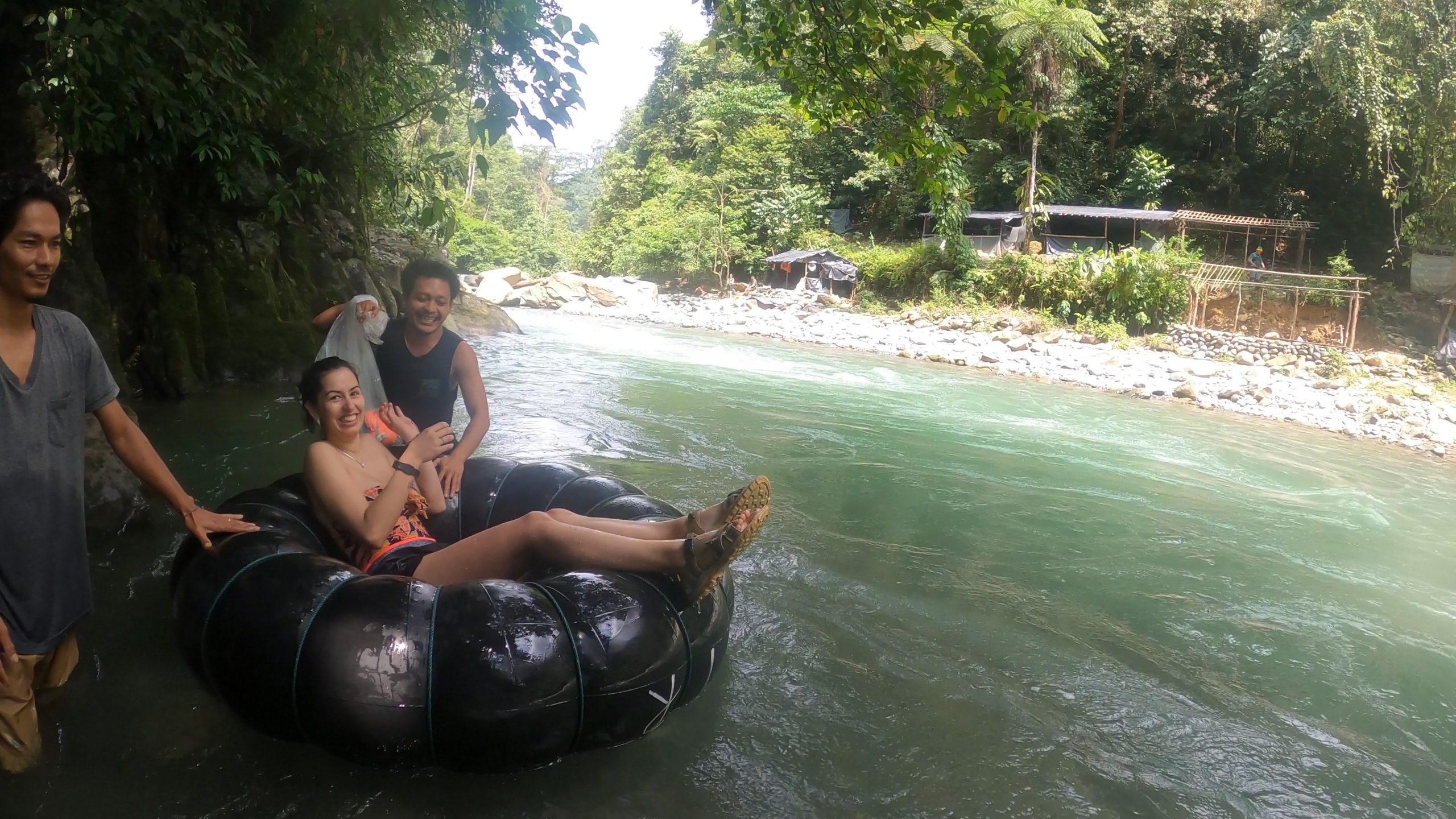 flotador en rio bukit lawang
