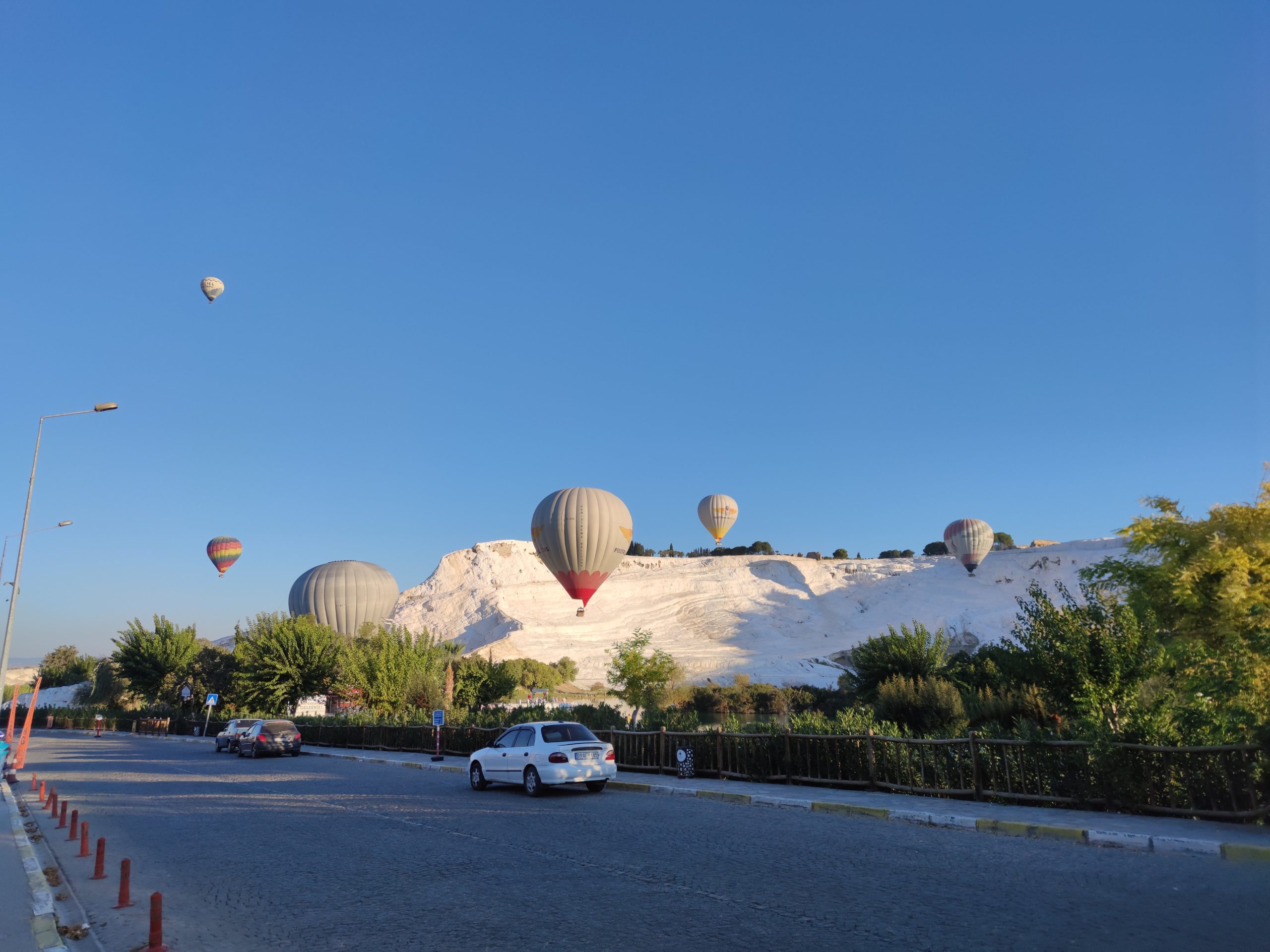 globos aerostáticos en la montaña Pamukkale 