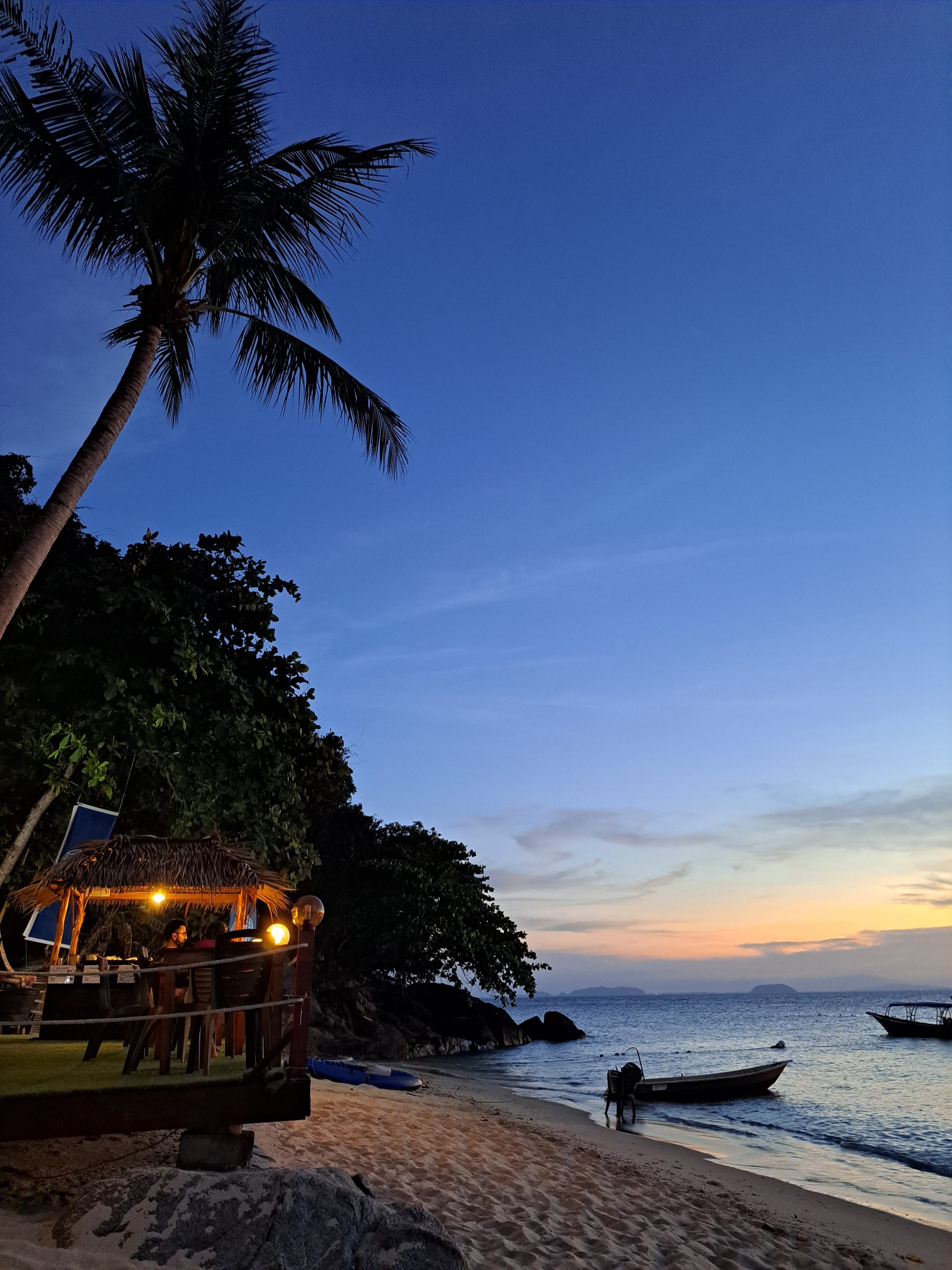 playa al atardecer kencil besar