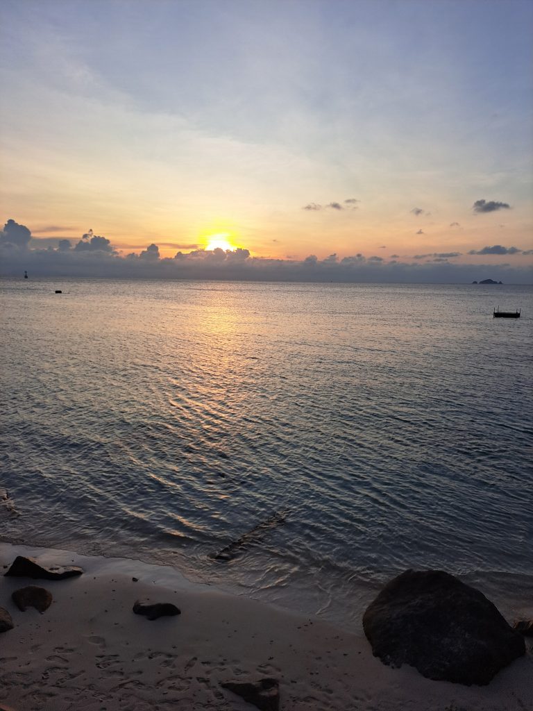 atardecer sobre el mar