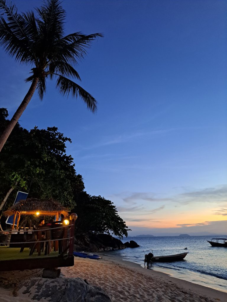 anochece en la playa