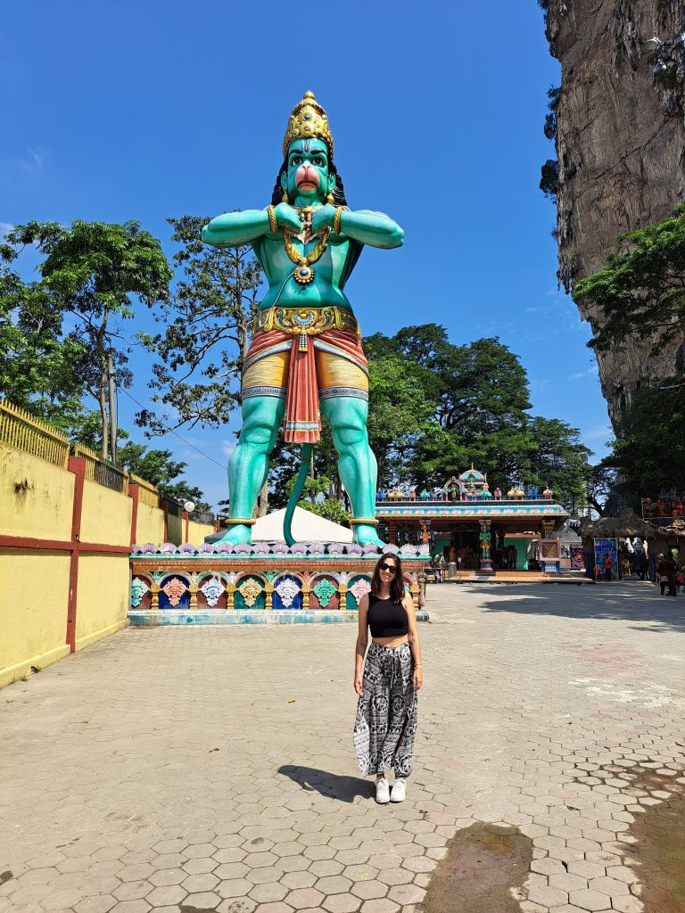 Estatua en las afueras de las batucaves