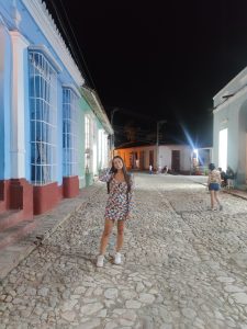 mujer con vestido de flores en Trinidad