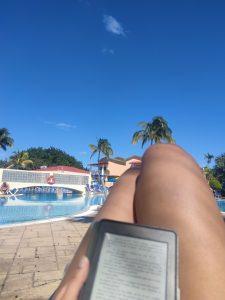 leyendo en la piscina con ebook