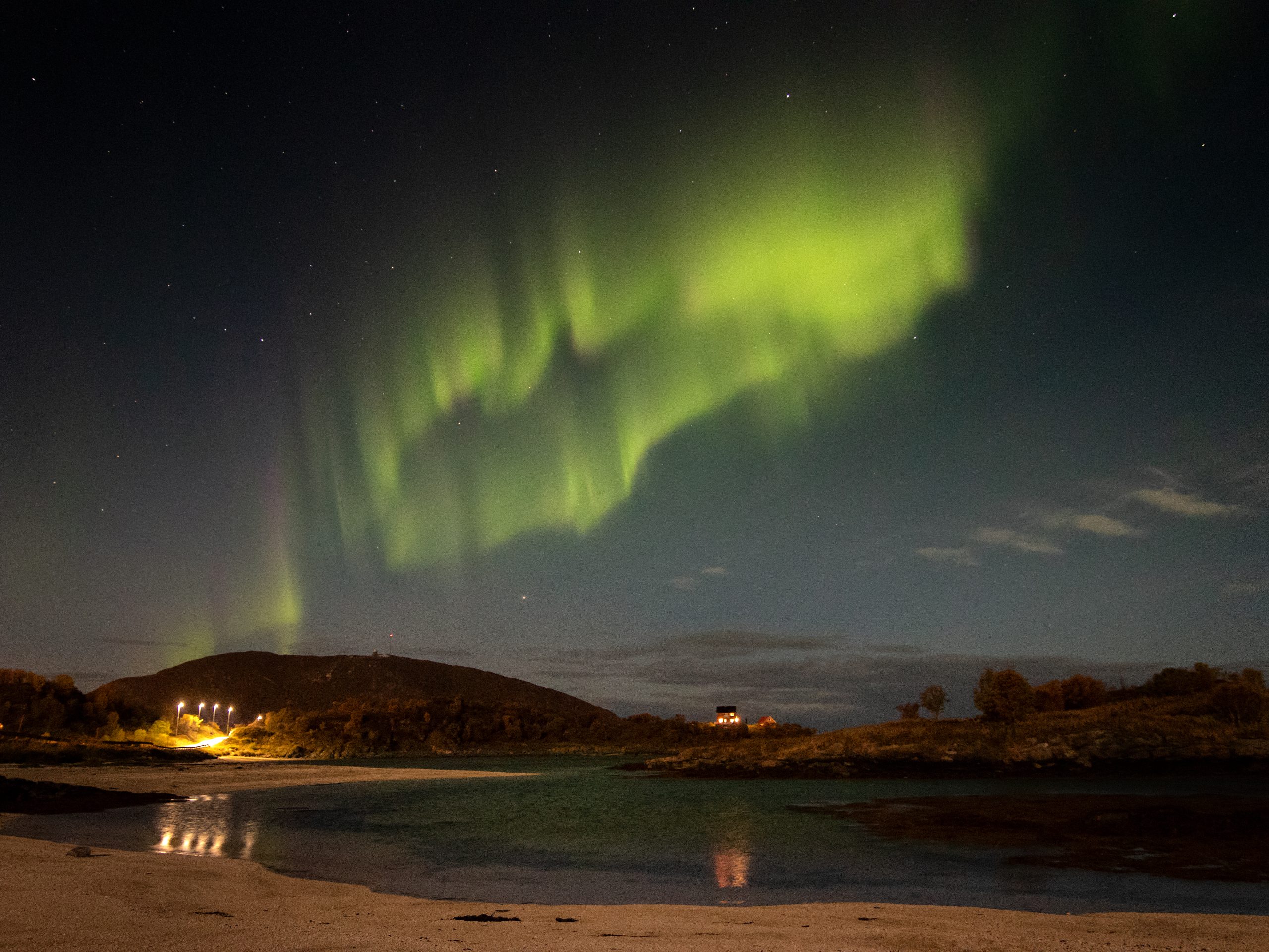 Aurora sobre lago en sommaroy
