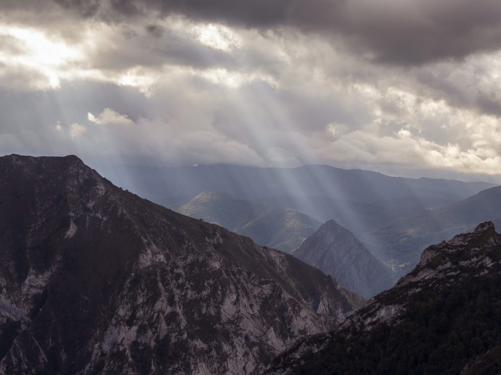 rayos luz sol montaña