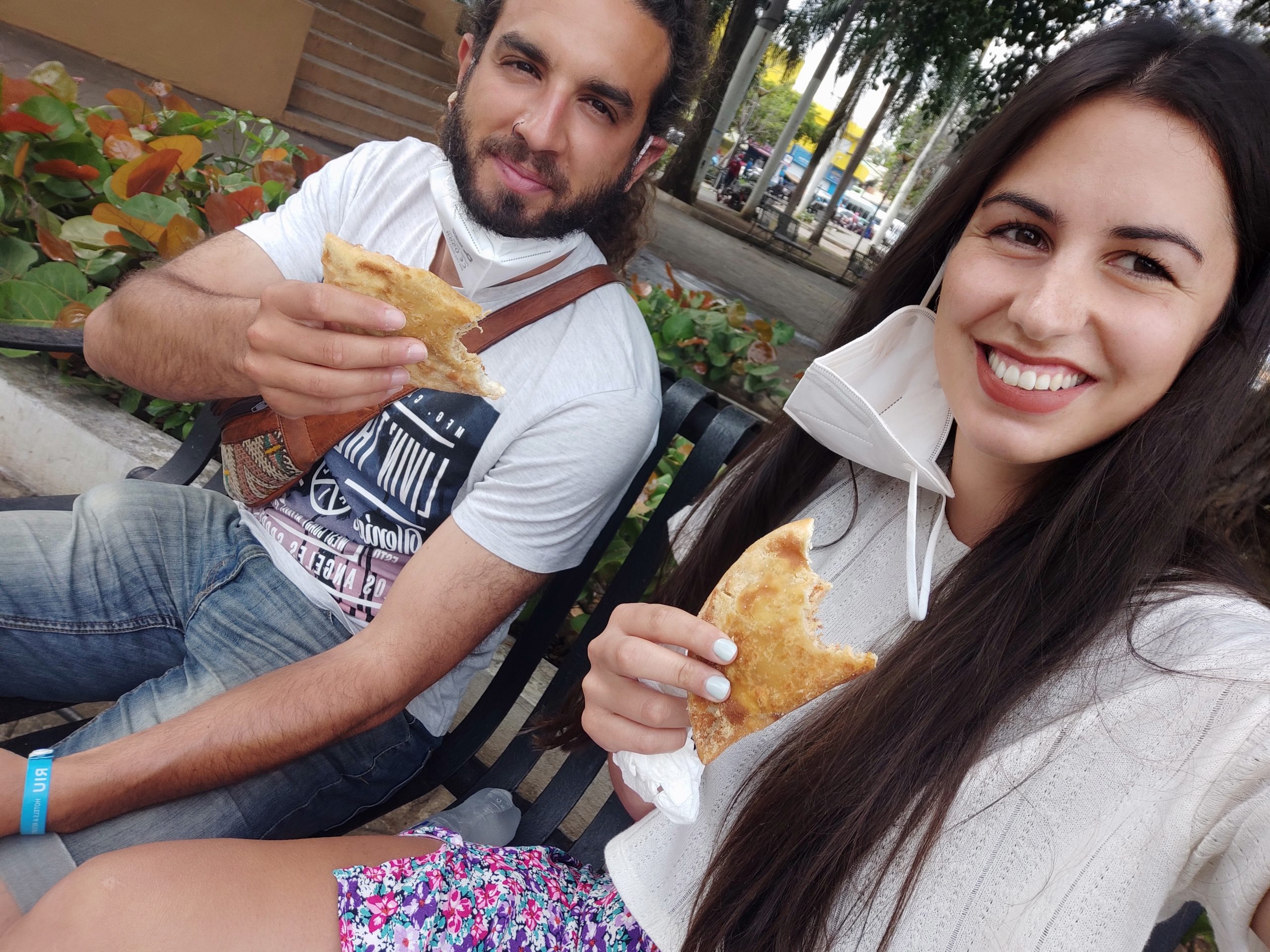 comiendo ampanadillas