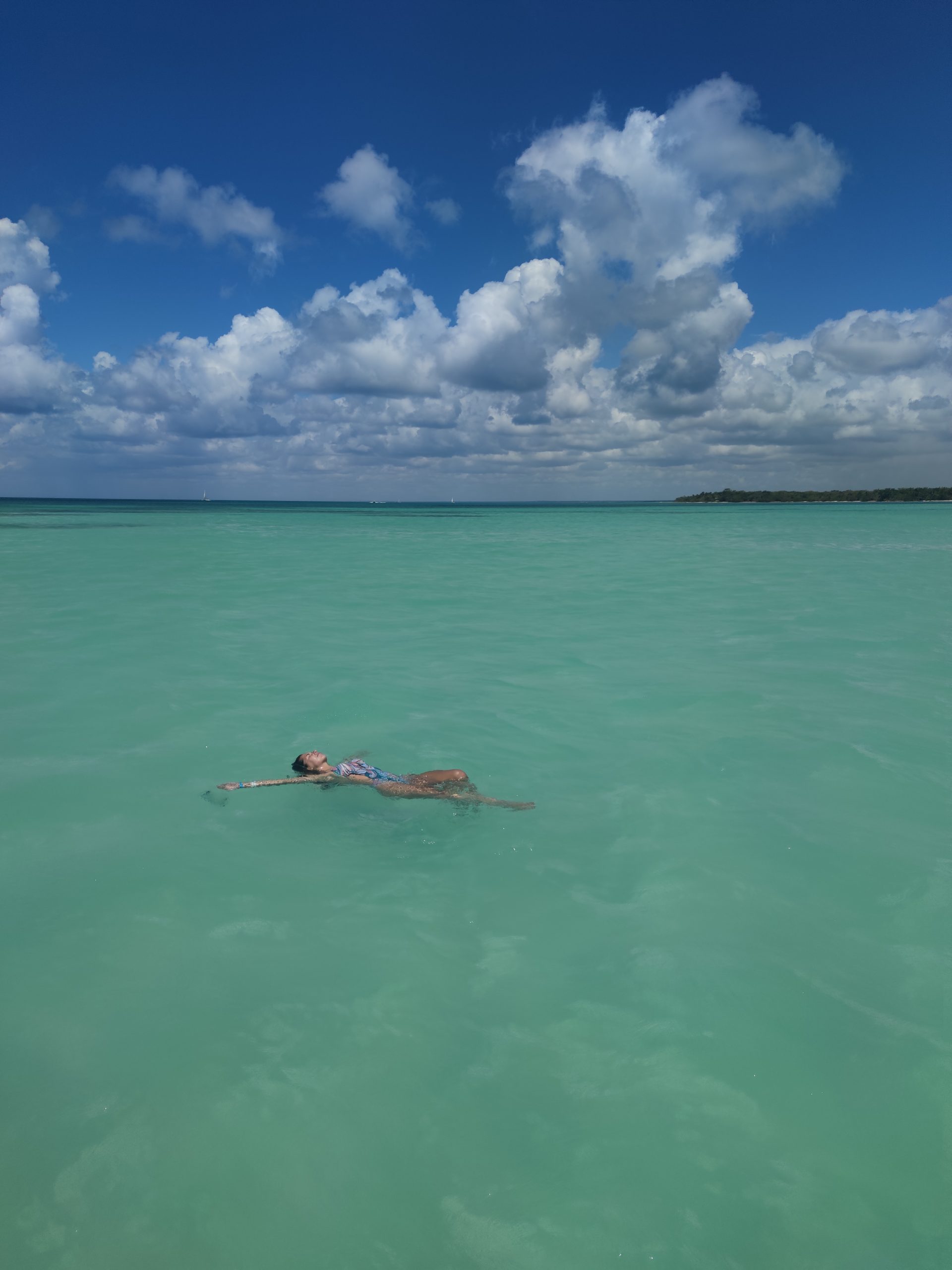 mujer flotando en el caribe