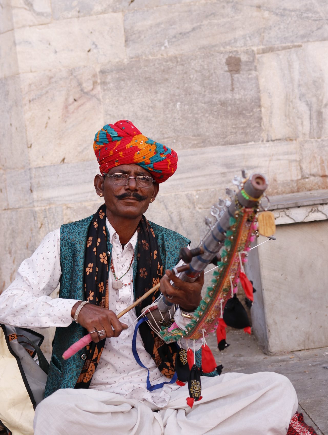 hombre tocando el sitar