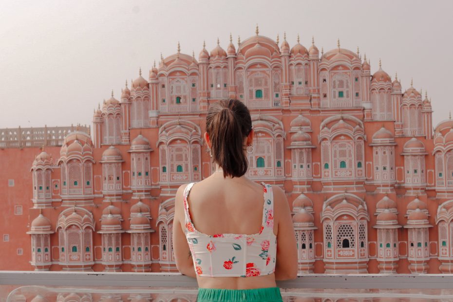 Mujer mirando al Palacio del Viento desde una terraza