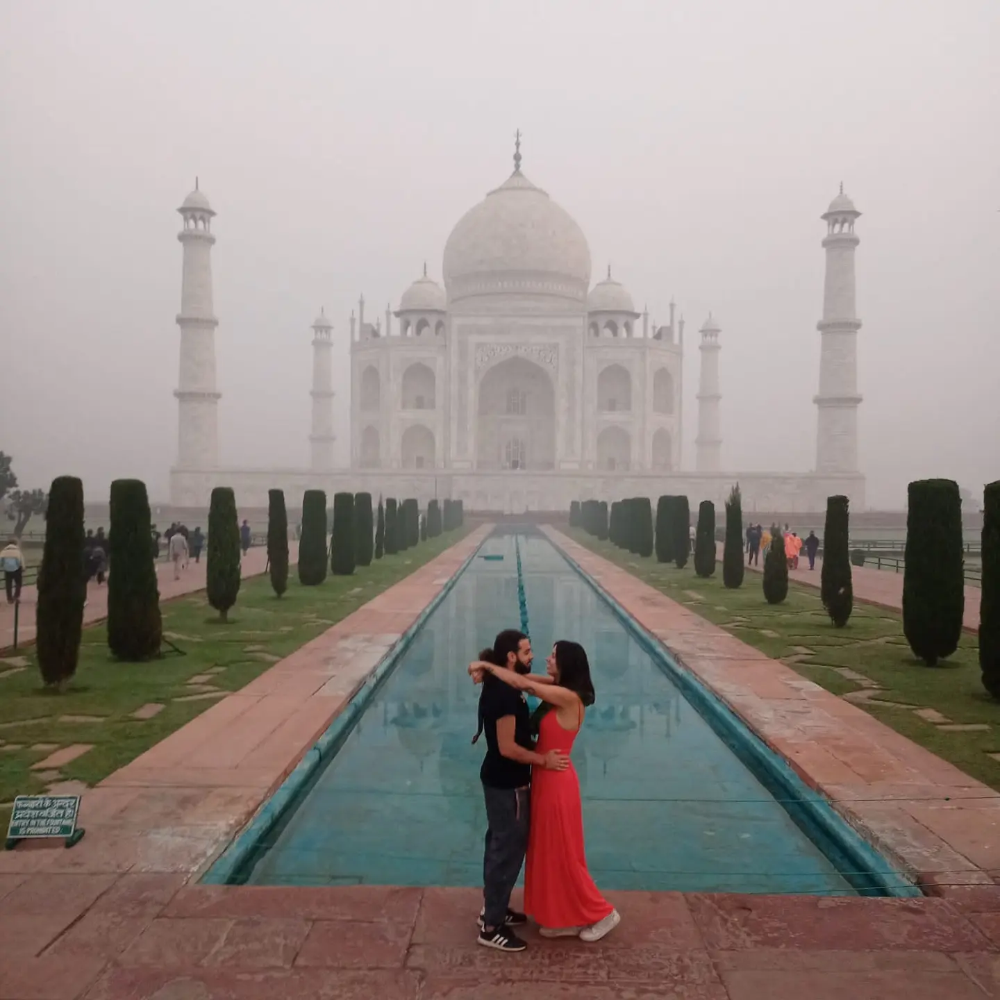 foto pareja desde la plataforma con vistas al Taj mahal