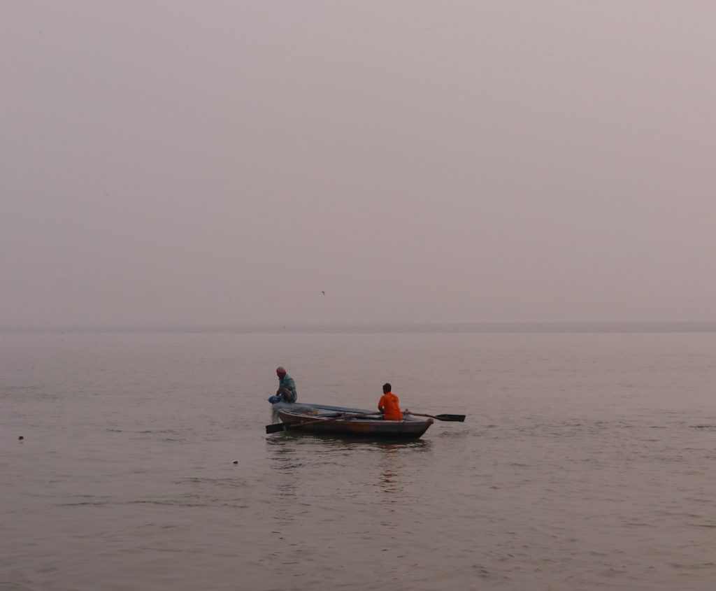 barca en el rio Ganges
