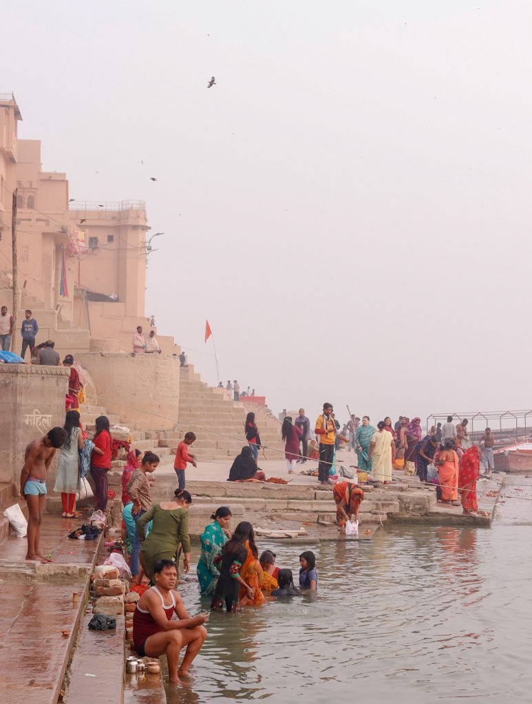 Gente bañandose en el ganges