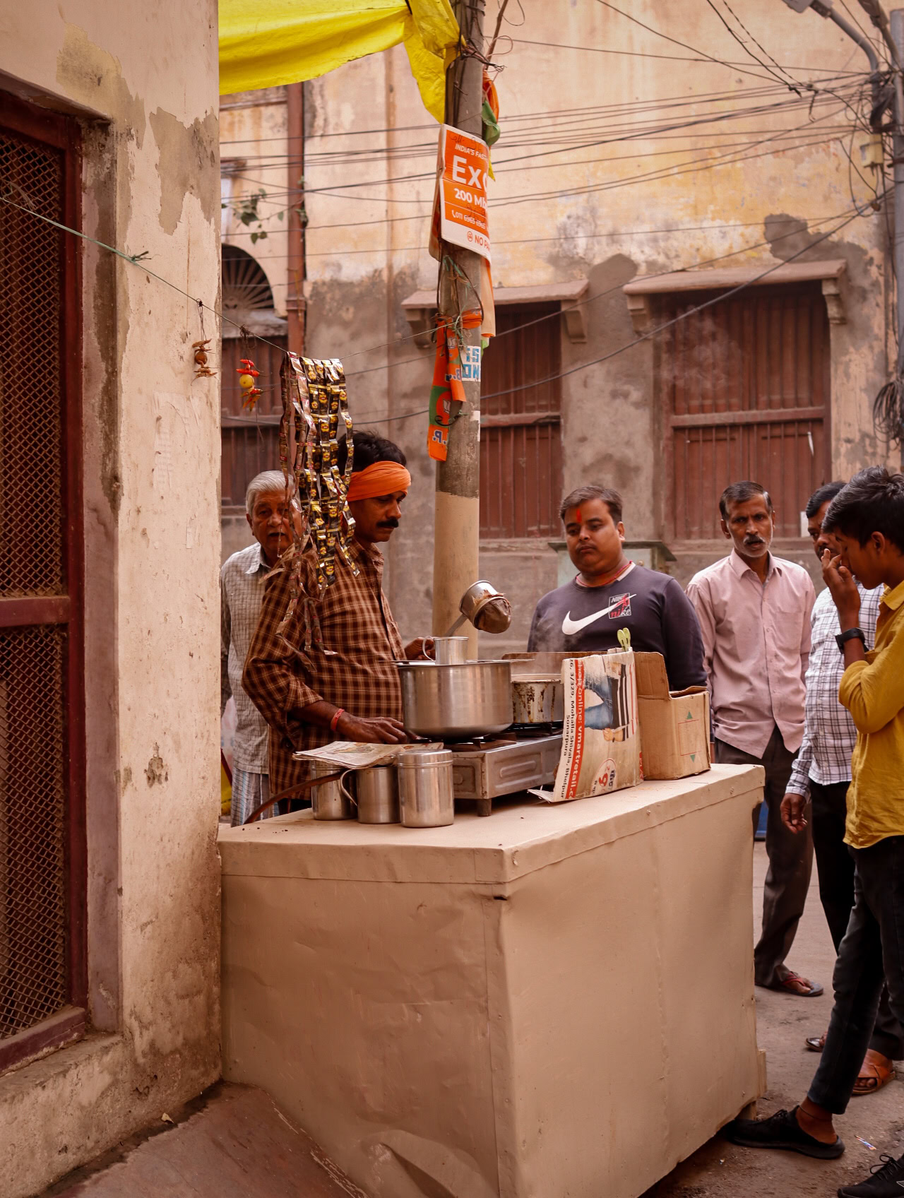 Vendedor de lassi en varanasi