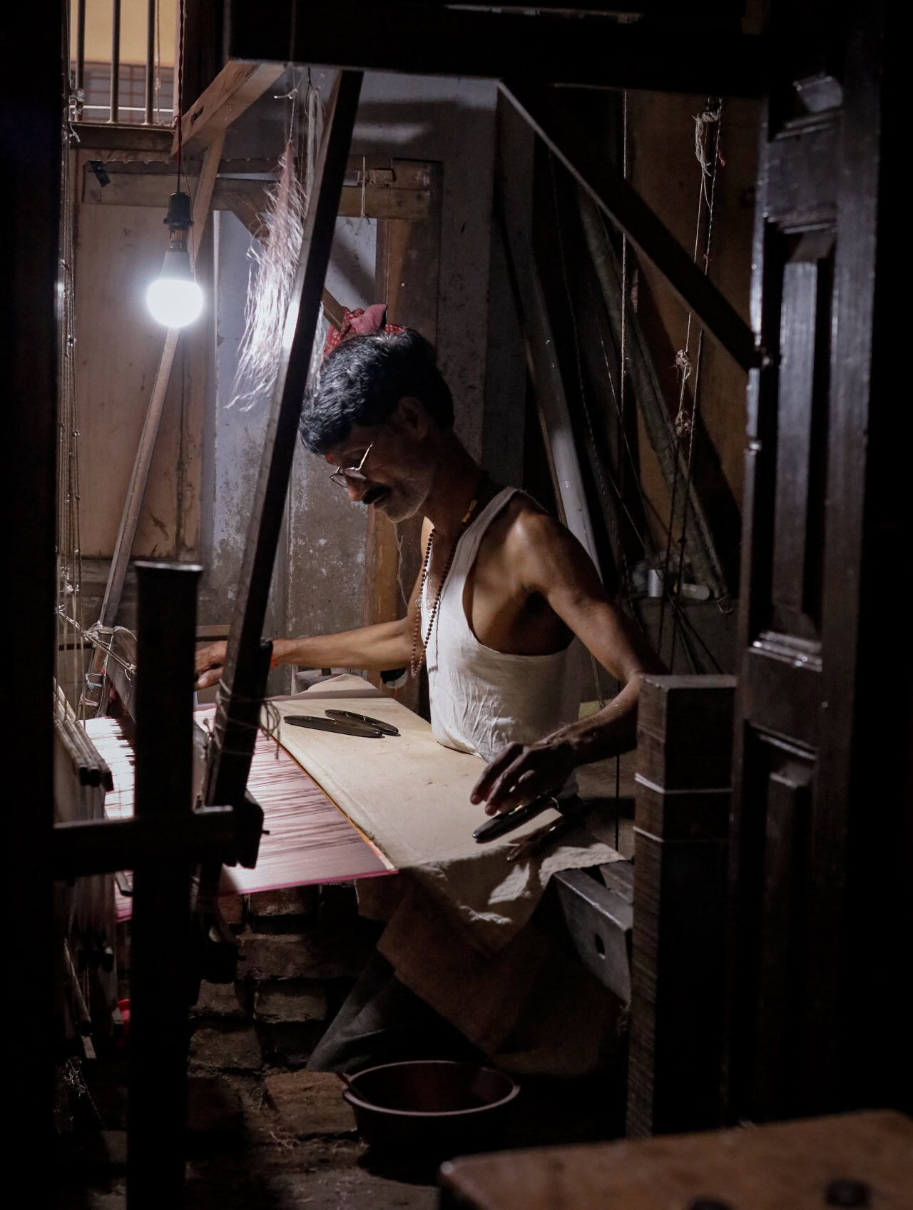 artesano tejiendo saris en benares