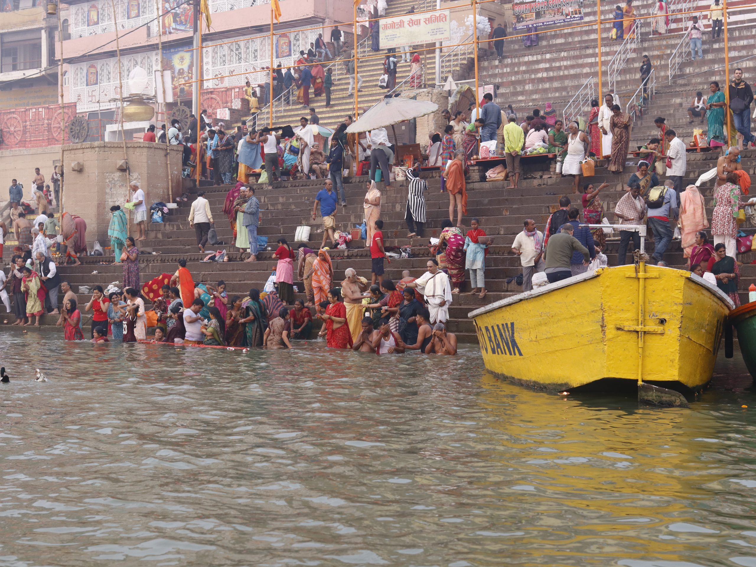 gente bañandose en el Ganges