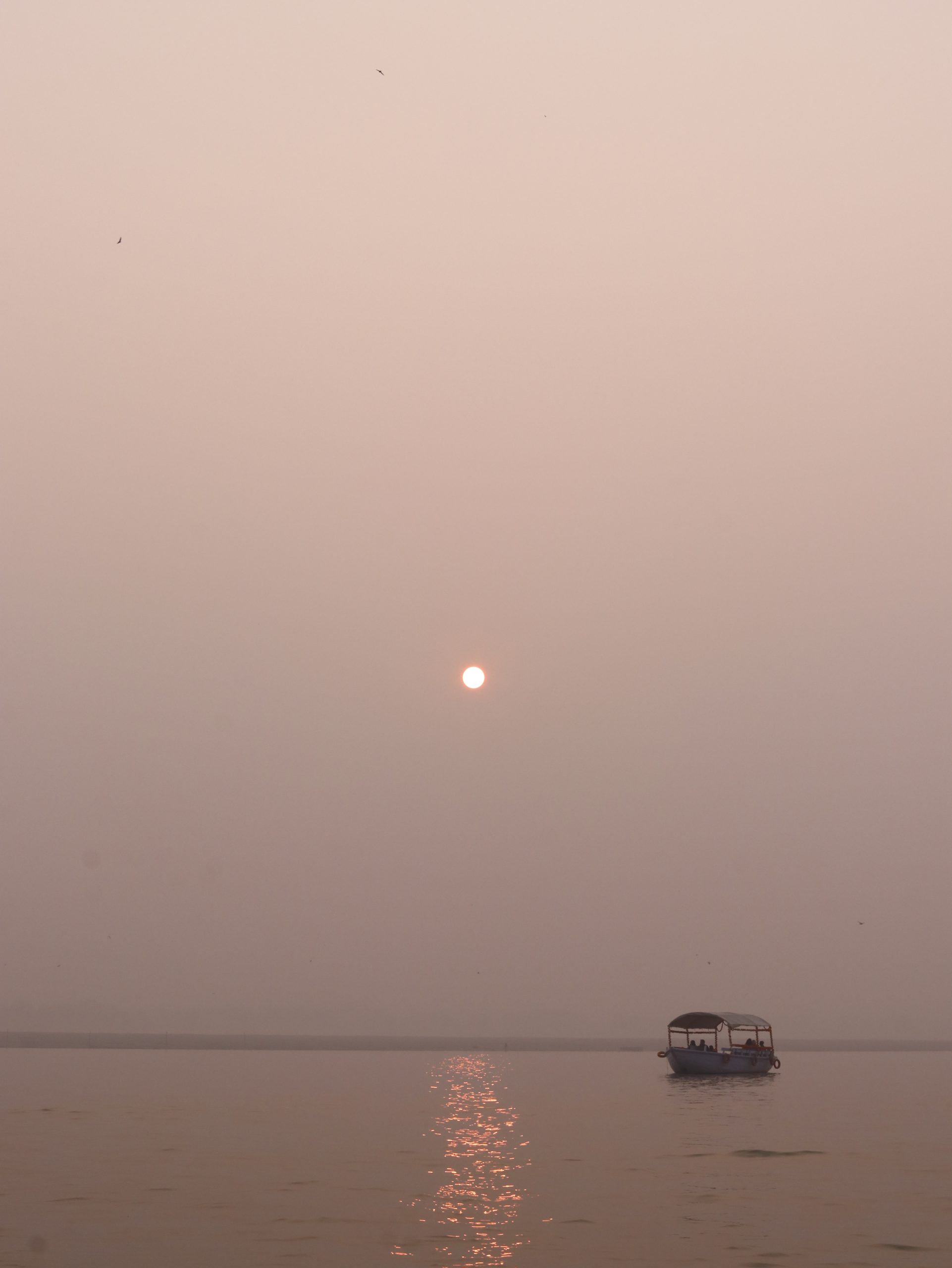 barca al amanecer en el ganges con tonos calidos