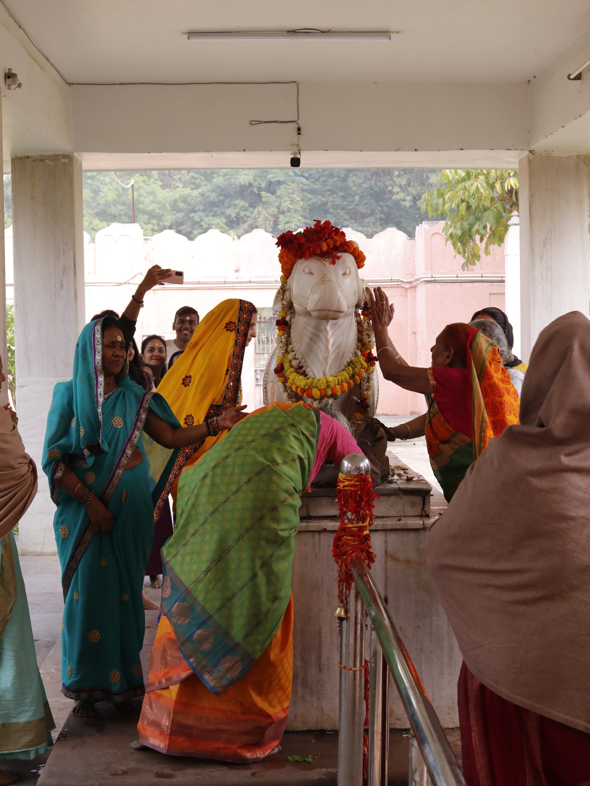 mujeres rezando en New Vishwanath Temple