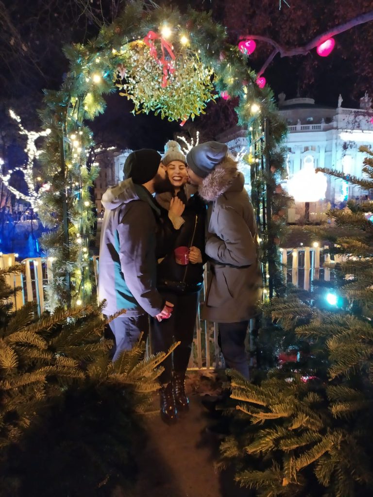 beso bajo el muerdago