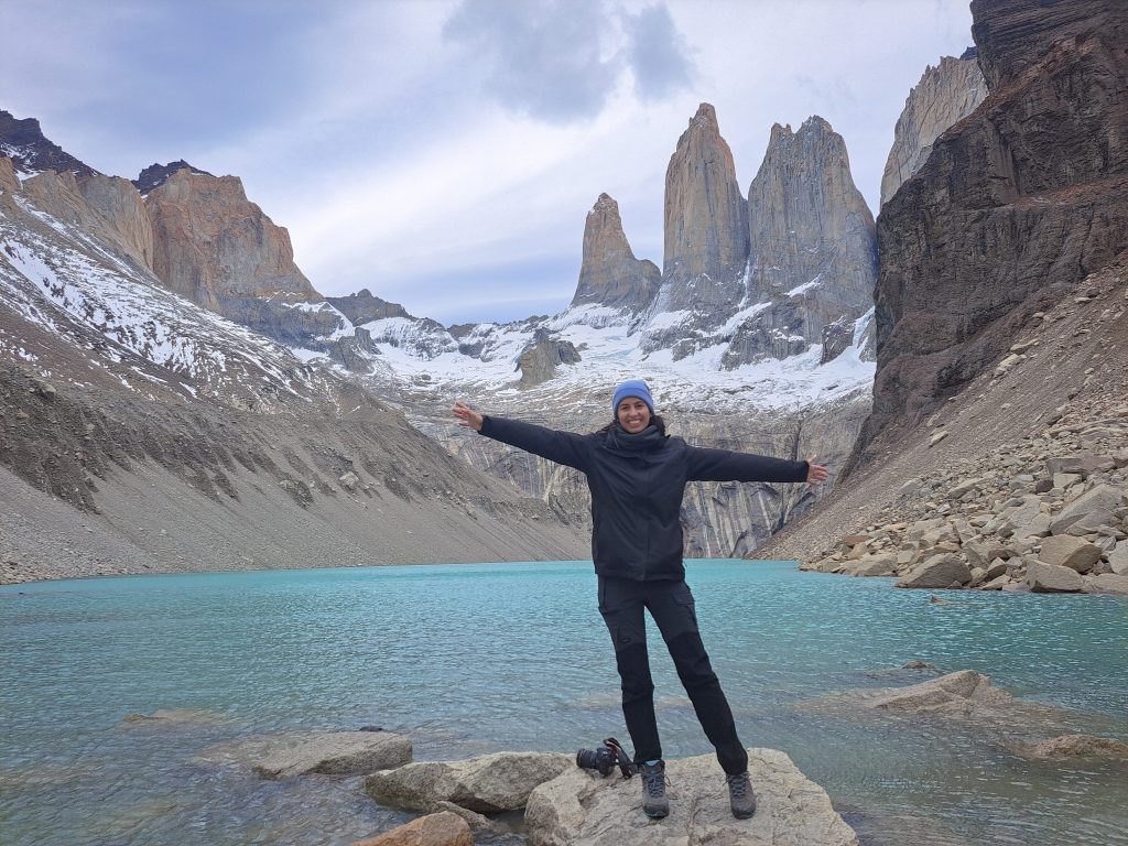 Chica en la base de torres del paine