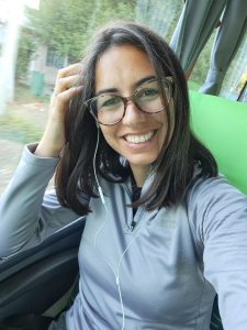 chica viajando en bus