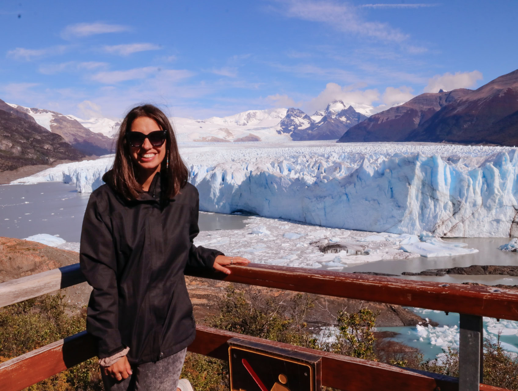 chica en uno de los miradores del perito moreno