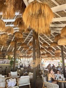 restaurante en la playa decoración boho-chick