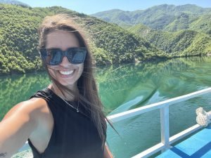 selfie chica sonriente con grandes gafas en un barco