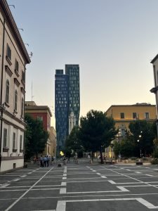 plaza tirana al aterdecer