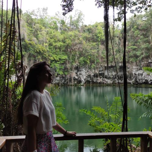 mujer a contraluz en un cenote