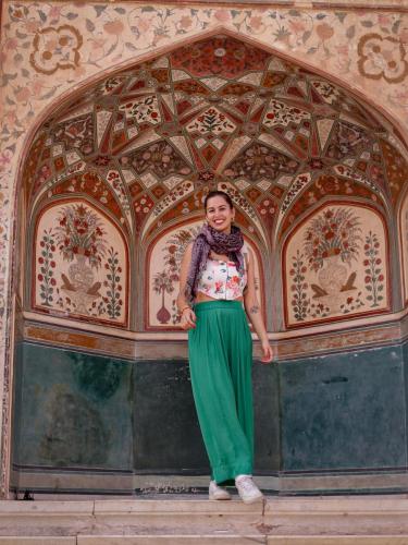 Mujer con decoración del fuerte Amber