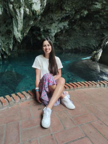 chica sentada frente a la poza